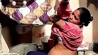 La Douche Extérieure Sauvage Et Mouillée De La Maman Indienne