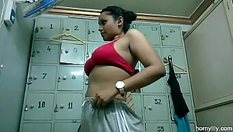 La Seductora Belleza India Lily Hace Ejercicio Desnuda En El Gimnasio