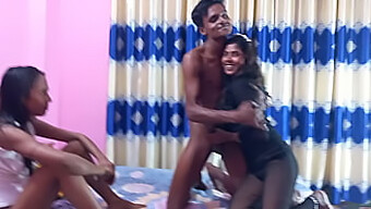 Duas Mulheres Maduras E Excitadas Em Biquíni Desfrutam De Um Ménage À Trois Quente Com Um Sortudo