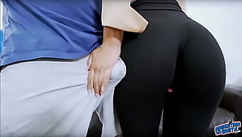 Teen Con Un Culo Sodo In Leggings Mostra Il Suo Grosso Culo In Classe Di Yoga