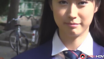 若い日本人女性が学校の制服を着てクラスメートにフェラをする