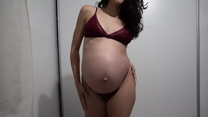 Zwangere Latina Mama-To-Be Pronkt Met Haar Rondingen In Verleidelijke Lingerie