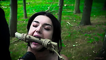 Video Bdsm Con Una Ragazza Sottomessa Che Riceve Intense Sculacciate E Sesso Duro, Che Culmina In Un Consumo Di Sperma Orale