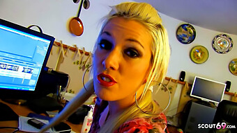 Eine Atemberaubende Blondine Mit Piercings Gibt Einen Hardcore-Analsex