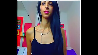 Neverjetna Webcam Lepotica Raztegne Svojo Tesno Ritko Z Velikim Analnim Dildom