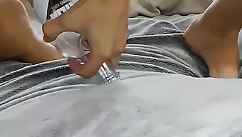 ¡esta Delgada Chica De 18 Años Tiene Sus Tetas Pequeñas Estiradas Por Una Masturbación Con Botella! ¡no Te Pierdas Esta Escena Caliente!