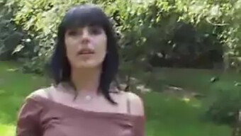 Bruneta Cu Sânii Mari Și Naturali Este Plătită Pentru Sex În Public