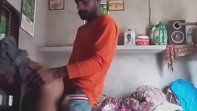 Nagy Seggű Desi Bhabhi-T Hátulról Basznak Egy Gyönyörű Falusi Szex Videóban