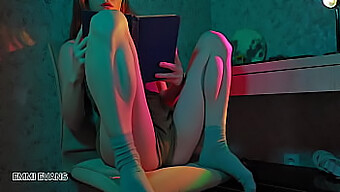 Gadis Horny Terangsang Oleh Permainan Solo Yang Panas