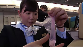 Eine Asiatische Frau Bekommt Während Eines Nackten Handjobs Von Einer Flugbegleiterin Ihre Uniform Abgestreift