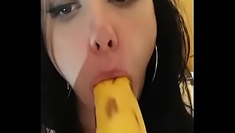 Adolescente Fofa De 18+ Faz Um Boquete Em Uma Banana