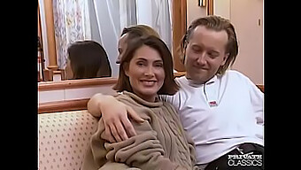 Acțiune Retro Cu Milf-Uri Cu Sânii Mari A Ginei, Cu Futai Pe Față Și Ejaculare