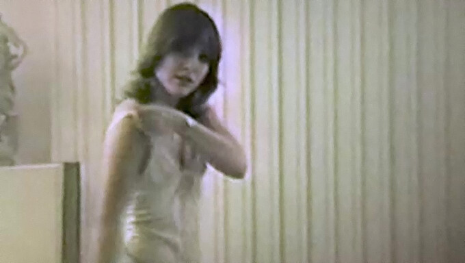 Klassieke Amerikaanse Striptease Met Vintage Meisje Uit De Jaren 80