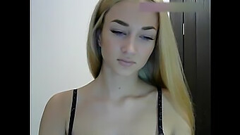 Tiener Babe Astarta69 Krijgt Haar Strakke Kutje Geneukt Op De Webcam