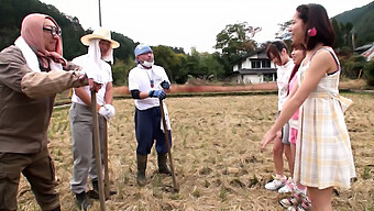 Čínska Tínedžerka Si Necháva Lízať Svoju Chlpatú Kundičku