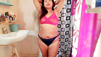 Une Femme Au Foyer Indienne Mature Montre Son Corps En Bikini Et Culotte