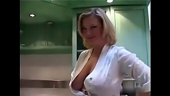 Milf Loira Amadora Com Grandes Tetas Naturais Se Excita Fumando