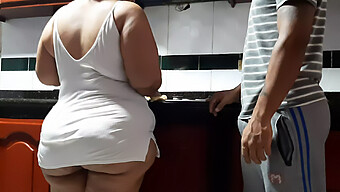 Mamá Adolescente Apretada Se Masturba En La Cocina