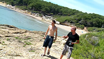 Deux Mecs Excités Ont Des Rapports Sexuels En Plein Air Sur La Plage