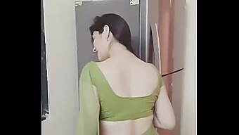 惊人的desi美女:必看的色情视频(18+)。