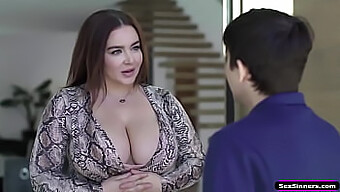 Seorang Milf Matang Dengan Payudara Besar Semulajadi Dibayar Dengan Oral Dan Anal