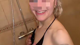 Eine Amateur-Teenagerin Im Bikini Wird Versohlt Und Tief In Den Hals Gefickt