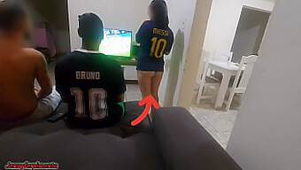 Uma Aposta Leva A Um Trio Quente Com Meu Marido E Seu Amigo, Resultando Em Um Encontro Selvagem De Dupla Penetração