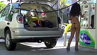 Öffentliche Tankstelle: Ehefrau Nikki Brazil Blitzt Und Wichst Sich