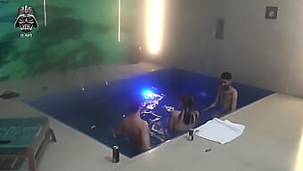 Doble Placer: Diosas Morenas Y Fetiche De Pies En Un Trío En La Piscina Del Motel.