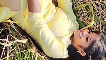 Desi Riya Bhabi1 Disfruta Del Sexo Al Aire Libre Con Un Compañero Bien Dotado