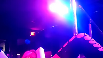 Amateur Las Vegas Stripper Pronkt Met Haar Lichaam In Netkousen En Hoge Hakken