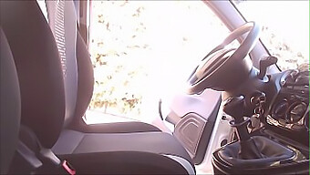 Spioniere Auf Die Masturbation Deiner Frau Beim Autofahren