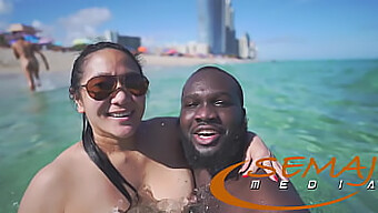 Interracial Nudister Njuter Av Solen Och Sanden I Miami Beach