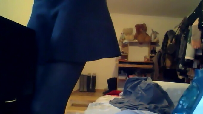 Een Geharkte Webcam Legt Het Intieme Moment Van Een Meisje Vast Met Een Panty.