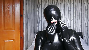 Gummi Fetish Slave Blir Bundet Opp Og Gasset I Bondage Video