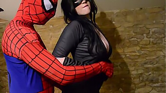 Vollbusige Catwoman Gibt Einen Blowjob Und Fingert Spidermans Schwanz