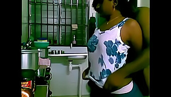 Assista Um Chefe E Sua Funcionária Se Envolverem Em Sexo Quente Na Cozinha