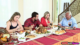 Fun De Cfnm Avec Des Belles-Mères Et Des Adolescents Excités Dans Une Orgie Sauvage De Thanksgiving