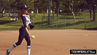 Raju Ja Ajeltu Pillu Täytetään Spermalla Baseball-Videossa