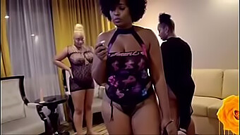 Ebony Babe Gibt Blowjob Und Nimmt Es Von Einem Älteren Mann In Den Arsch In Vegas