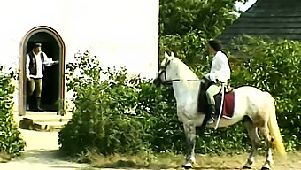 Vintage Skønhed Tania Russof I En Sydende Varm Scene