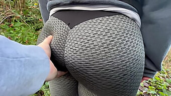 Public Park: Nahaufnahme Von Big Ass Bubble Butt Girl