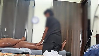 Überrascht Von Einer Geheimen Kamera Bei Einer Massagesitzung