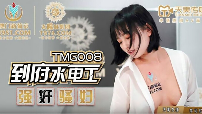 18岁的亚洲少女第一次尝试狗仔式,交和面部射精