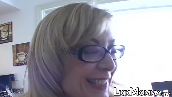 Prsaté Lesbičky Nina Hartley A Kamarádky Zkoumají Své Touhy