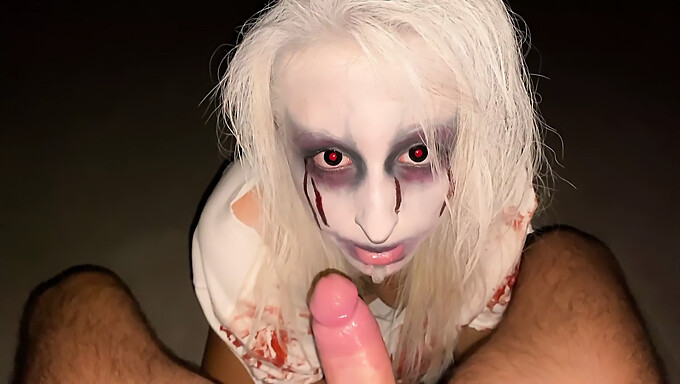 Tysk Kone Higer Efter Sperm I Halloween-Tema Video