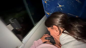 Første Gang Eventyr: Latina Babe Nyder Offentlig Bus-Møde