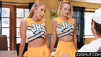 Des Cheerleaders Étudiantes Explorent Leur Sexualité Avec Leur Coach