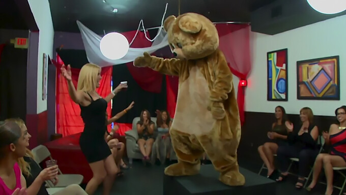 Dancingbear - O Petrecere Sălbatică Cu O Milf Excitată