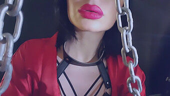 Femdom Mistress Emma Fouette Et Baise Avec Des Jouets Sexuels